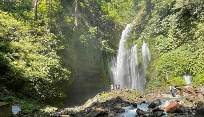 air-terjun-tiu-kelep:-sekeping-surga-di-tengah-rimbunnya-hutan-kaki-gunung-rinjani