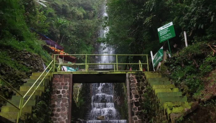 air-terjun-tirtosari-sarangan:-wisata-alam-menyegarkan-di-lereng-gunung-lawu