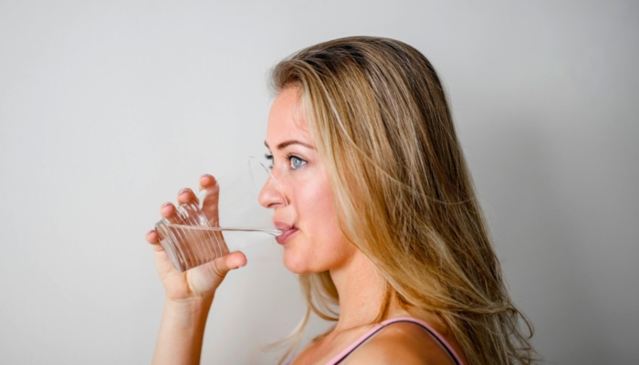 7-manfaat-minum-air-putih-setelah-bangun-tidur