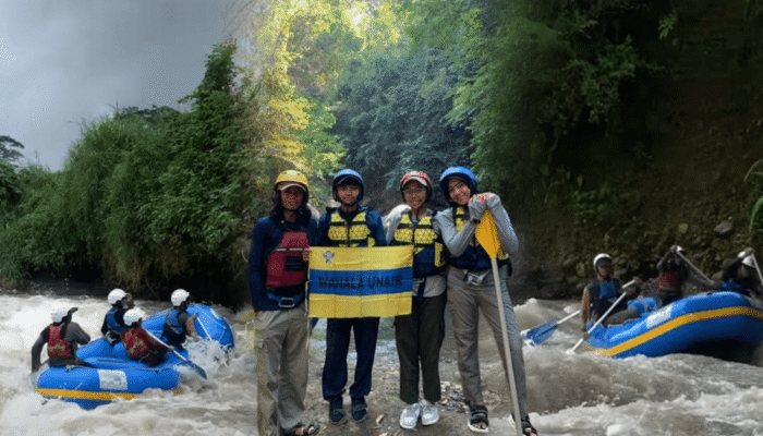di-jeram-kami-bertahan,-di-arus-kami-belajar