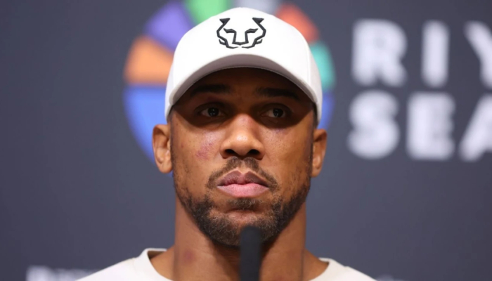 anthony-joshua-targetkan-tyson-fury,-isyaratkan-kembalinya-ke-ring