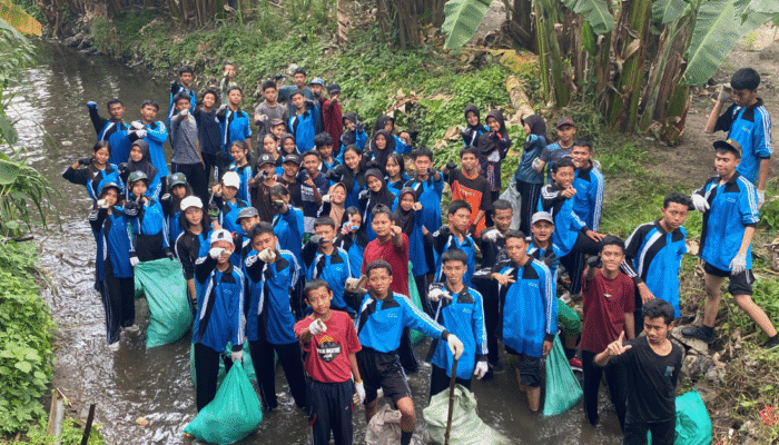 hari-keadilan-ekologis,-sispala-smkn-1-ngasem-dan-forum-kali-brantas-gelar-aksi-bersih-sungai
