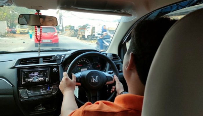 8-cara-efektif-hemat-bbm-mobil-di-tengah-stok-yang-menipis