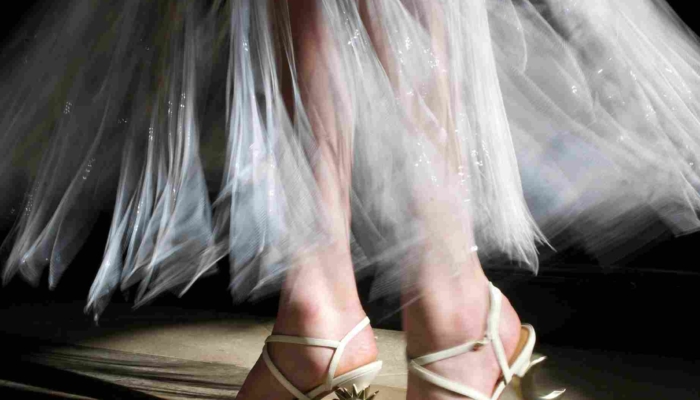 kolaborasi-1001-shoes-x-tran-hung-di-london-fashion-week