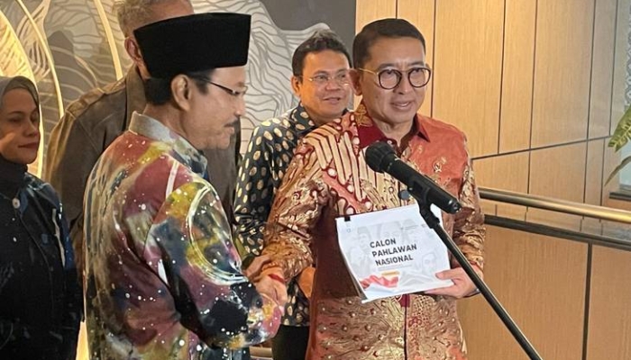 menbud-fadli-zon-terima-40-nama-calon-pahlawan-nasional,-dari-soeharto-hingga-marsinah