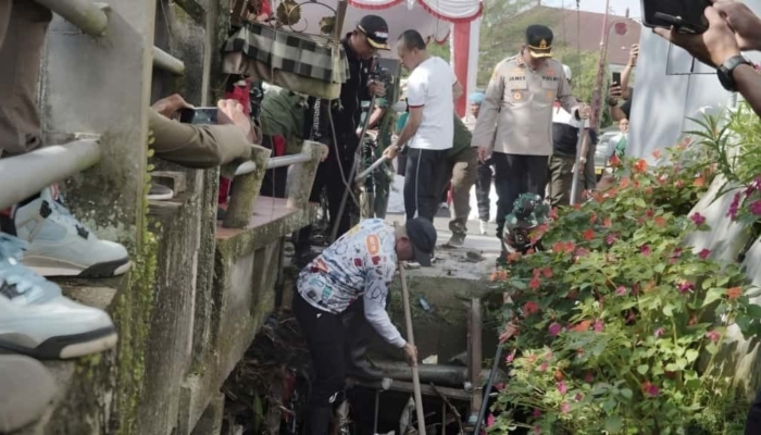 pemkab-bangli-bali-kerahkan-2.400-asn-buat-bersihkan-saluran-air