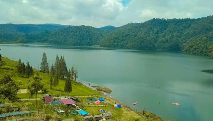 danau-lau-kawar,-danau-nan-tenang-di-kaki-gunung-sinabung