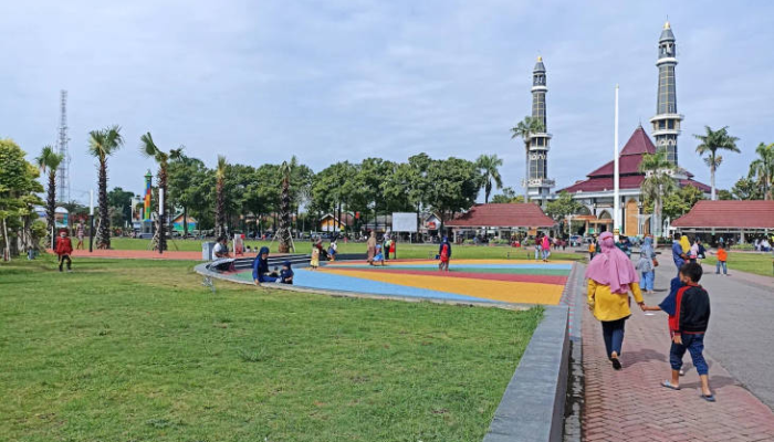 alun-alun-jombang,-ruang-publik-hijau-di-jantung-kota-santri