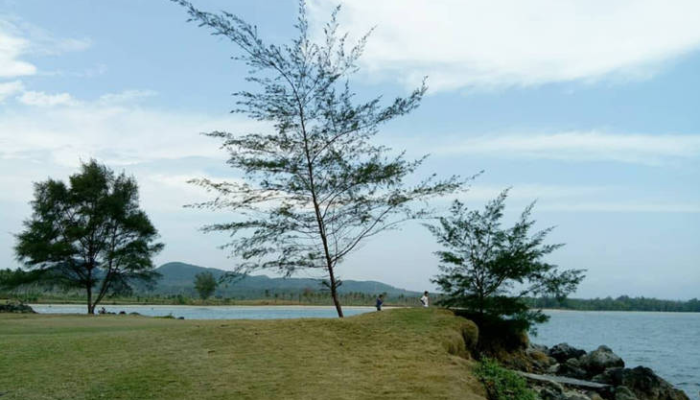 menemukan-ketenangan-di-bawah-rindangnya-pantai-bugel-camara-pandeglang