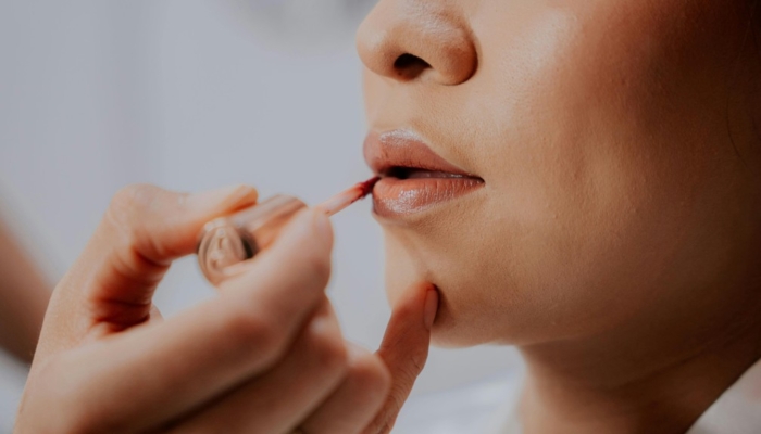 7-warna-lipstik-yang-membuat-wajah-cerah