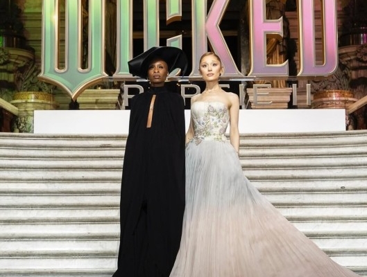 penampilan-ariana-grande-&-cynthia-erivo-di-premiere-wicked