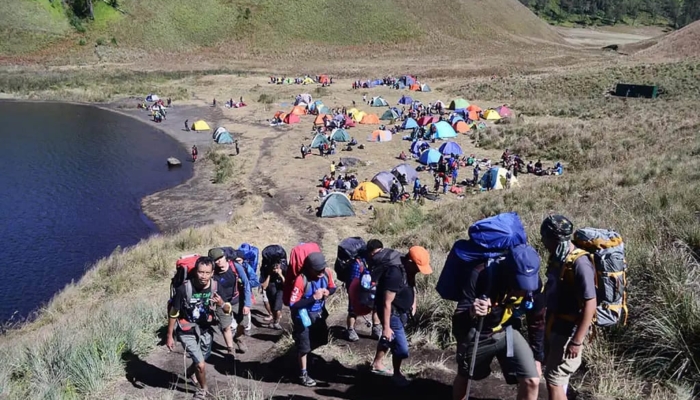 pendakian-semeru-ditutup,-187-orang-terjebak-sudah-dievakuasi