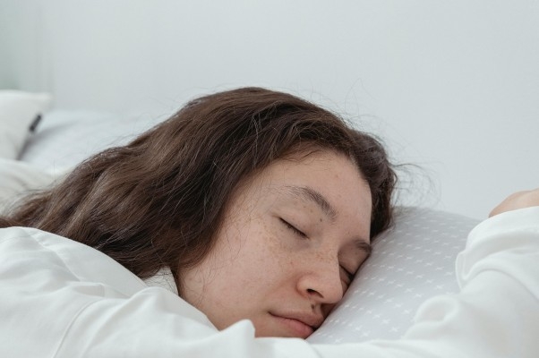 posisi-tidur-terbaik-untuk-penderita-skoliosis