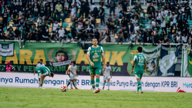 laga-derbi-jatim-persebaya-vs-arema-fc-pecahkan-rekor-penonton-di-bri-super-league-2025/2026