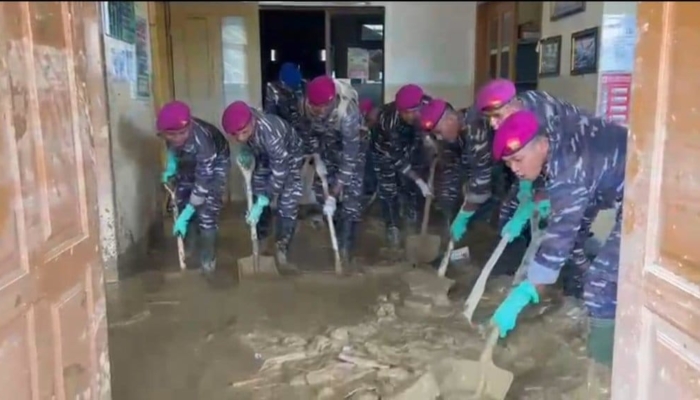 tni-al-bantu-pemulihan-pascabanjir-bandang-di-aceh-tamiang