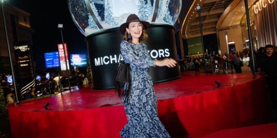 Michael Kors Rayakan Akhir Tahun dengan Instalasi Snow Globe