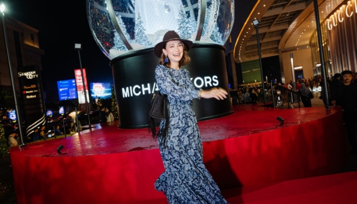 michael-kors-rayakan-akhir-tahun-dengan-instalasi-snow-globe