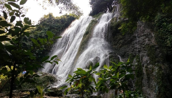 air-terjun-gulingan,-magisnya-aliran-tiga-air-terjun-di-grobogan