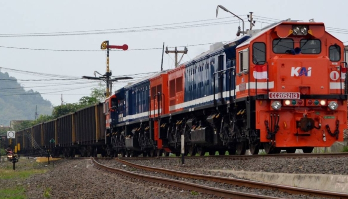 kereta-api-babaranjang,-kereta-api-terpanjang-di-indonesia-yang-punya-rangkaian-hingga-60-gerbong