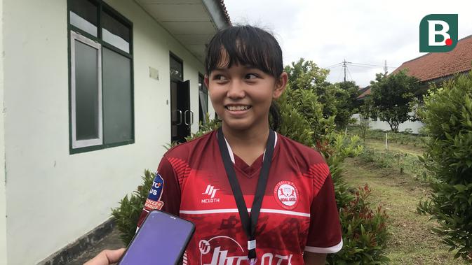 idolakan-diego-maradona,-indira-fatima-rela-tinggalkan-kalimantan-demi-sepak-bola