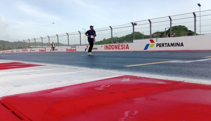 peserta-ajang-lari-mandalika-last-sunday-berdonasi-untuk-korban-banjir