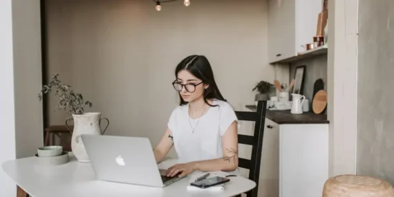 15 Pekerjaan yang Bisa WFH & Skill yang Dibutuhkan