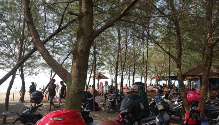 pantai-indah-kemangi-kendal,-bermain-wahana-air-di-balik-rindang-cemara
