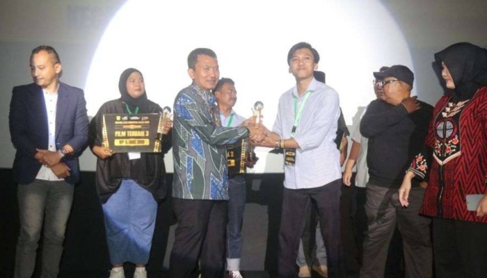 mulih-kajati-mulang-ka-asal:-ambisi-kota,-akar-desa,-dan-jalan-pulang-dalam-film-cigombong