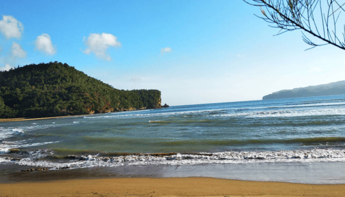 pantai-pancer-door-pacitan,-menengok-eloknya-ombak-samudra-hindia-di-pesisir-selatan-jawa