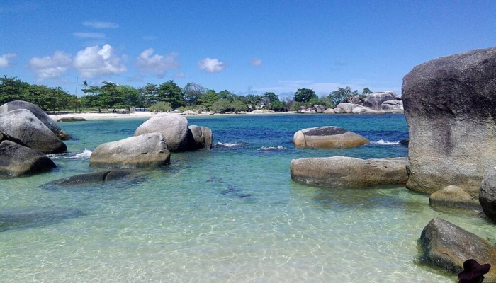 pantai-tanjung-tinggi,-memandang-cantiknya-laut-jernih-dan-batuan-granit-di-pesisir-belitung