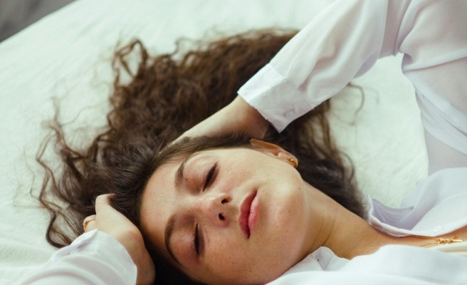 7-posisi-tidur-saat-sakit-kepala-yang-bisa-kamu-coba!