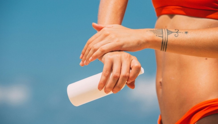 5-cara-memakai-sunscreen-yang-benar-sesuai-jenis-formulanya