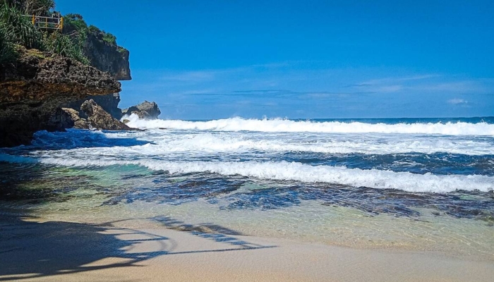 pantai-ngobaran-gunung-kidul,-perpaduan-eksotis-karang-dan-budaya