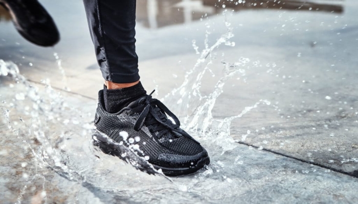 9-rekomendasi-sepatu-anti-air-yang-stylish-untuk-musim-hujan