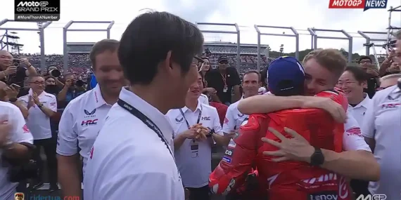 Alberto Puig: Marc Marquez Tahu Kami Ikut Bahagia Atas Kesuksesannya Meraih Juara Dunia