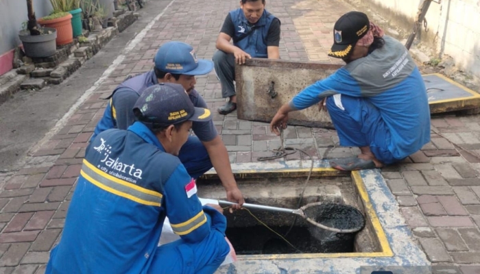 petugas-gencar-bersihkan-saluran-drainase-untuk-cegah-banjir-di-kepulauan-seribu