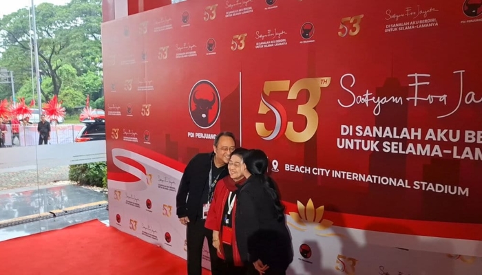 puan-dan-prananda-kecup-megawati,-tampil-akrab-di-rakernas-pdip