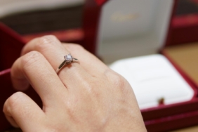 7-arti-cincin-di-jari-tengah-kanan-wanita