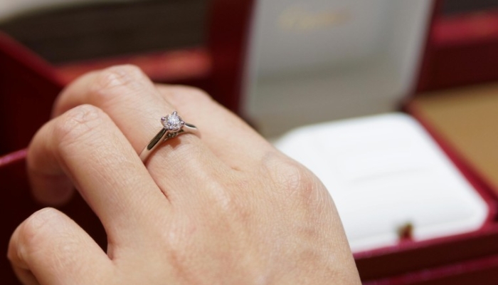 7-arti-cincin-di-jari-tengah-kanan-wanita