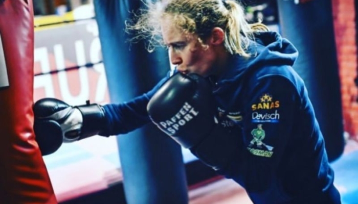 delfine-dan-caroline-naik-ring-rebut-juara-dunia-wbc-yang-kosong