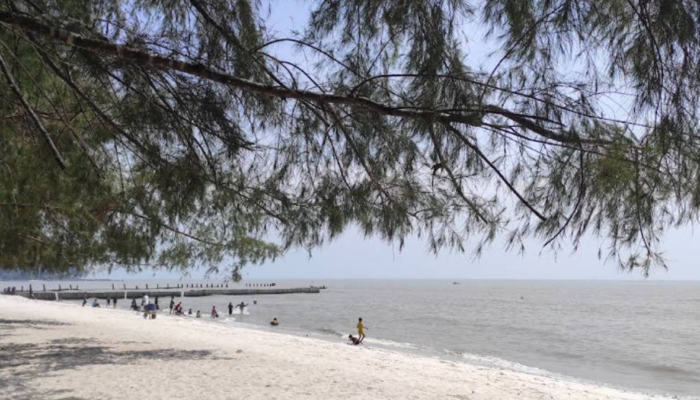 Merisng Rasmi Pantai Sri Mersing Serdang Bedagai, Menikmati Hamparan Pasir Putih dan ...