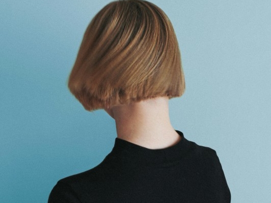 6-model-rambut-oval-layer-pendek-yang-menawan