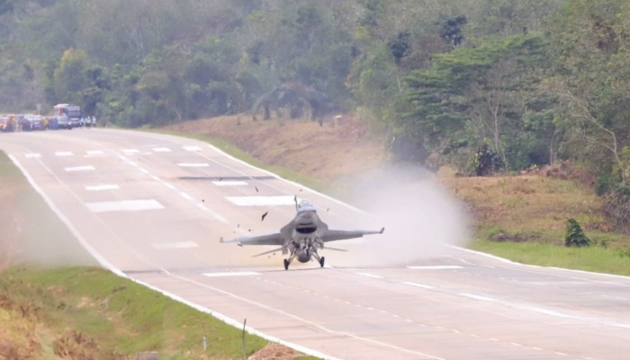 2-pesawat-tempur-tni-au-uji-coba-pendaratan-di-tol-trans-sumatra