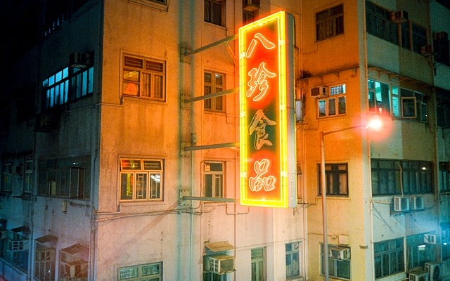 testing-the-lomo-mc-a-on-the-neon-streets-of-mong-kok-with-scofield-chan