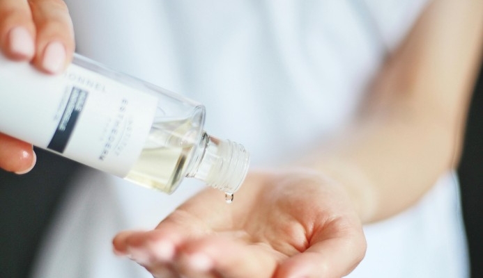 6-tips-memilih-toner-untuk-kulit-berminyak-agar-wajah-segar