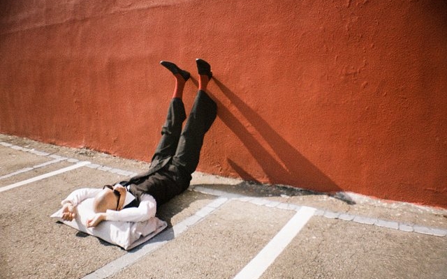 between-reason-and-absurdity:-wu-tsan-shoots-la-sardina-on-lomochrome-color-’92-sun-kissed