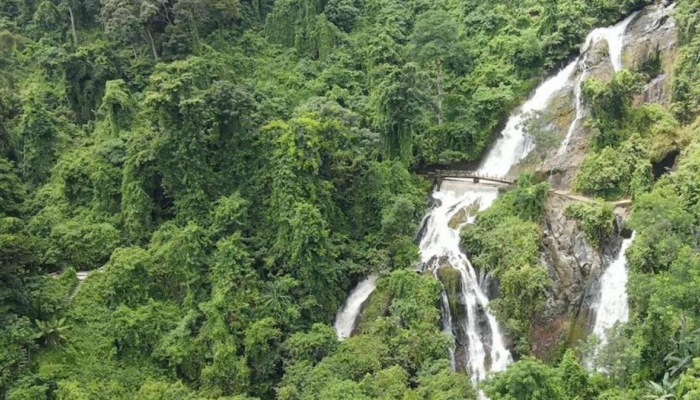 air-terjun-kerta-gangga-lombok,-melihat-uniknya-tiga-tingkatan-air-di-celah-tebing