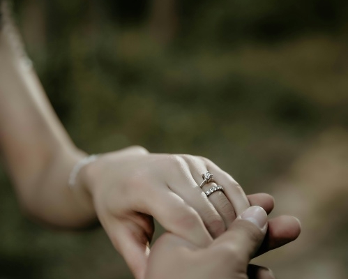 mimpi-dilamar-pacar:-makna,-pertanda,-dan-pesan-untuk-kamu