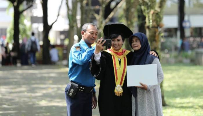 bertahun-tahun-jadi-satpam-ugm,-teguh-saksikan-putrinya-lulus-doktor-di-kampus-yang-sama