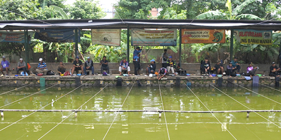Antisipasi Banjir, Pagari Keliling Kolam Saat Musim Penghujan